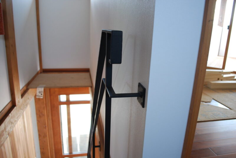 強度も心配ないよう、かっこいい留め具でスチール手すりを支えます
