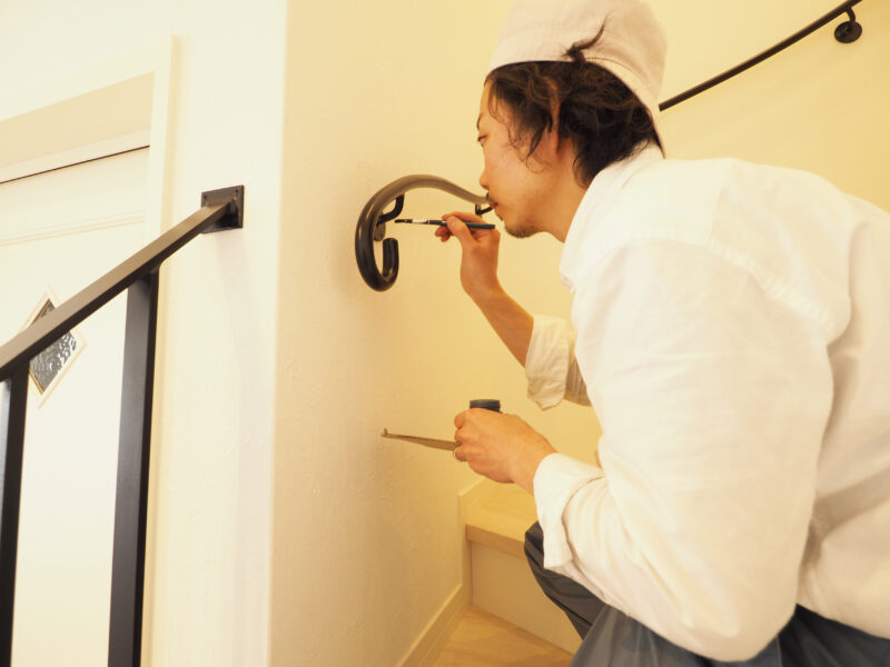 ビスの頭をタッチアップしてアイアン手すりの完成