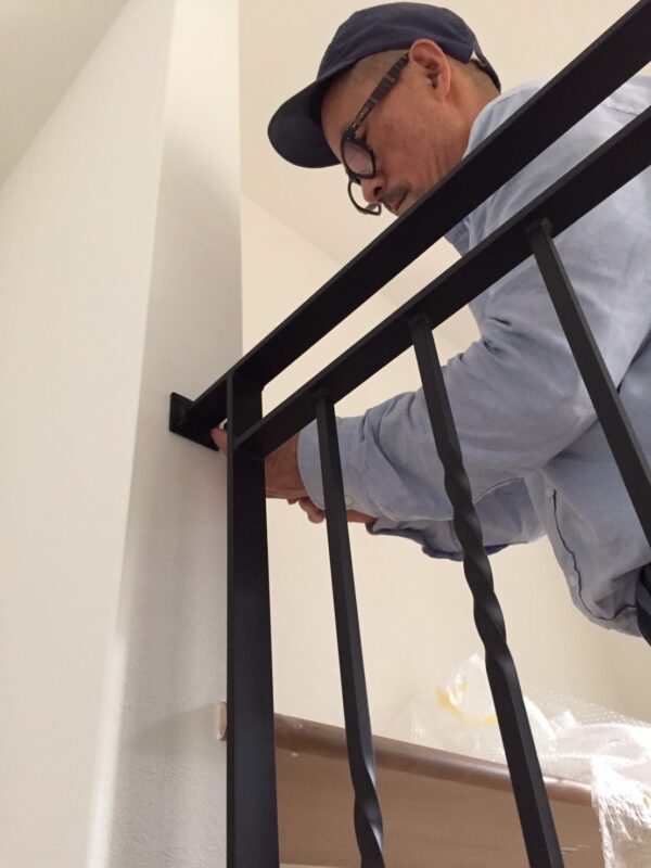 取り付けは傷がつかないよう、慎重に手動です！