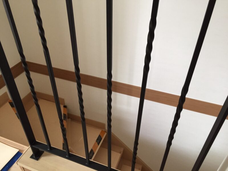 ねじり棒だけの手摺も、アクセントがついてステキ