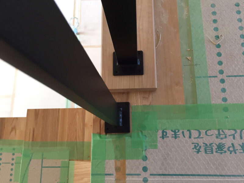 2Fフロアラインと吹き抜け部の仕上げ面が異なるため脚の長さがちがいます