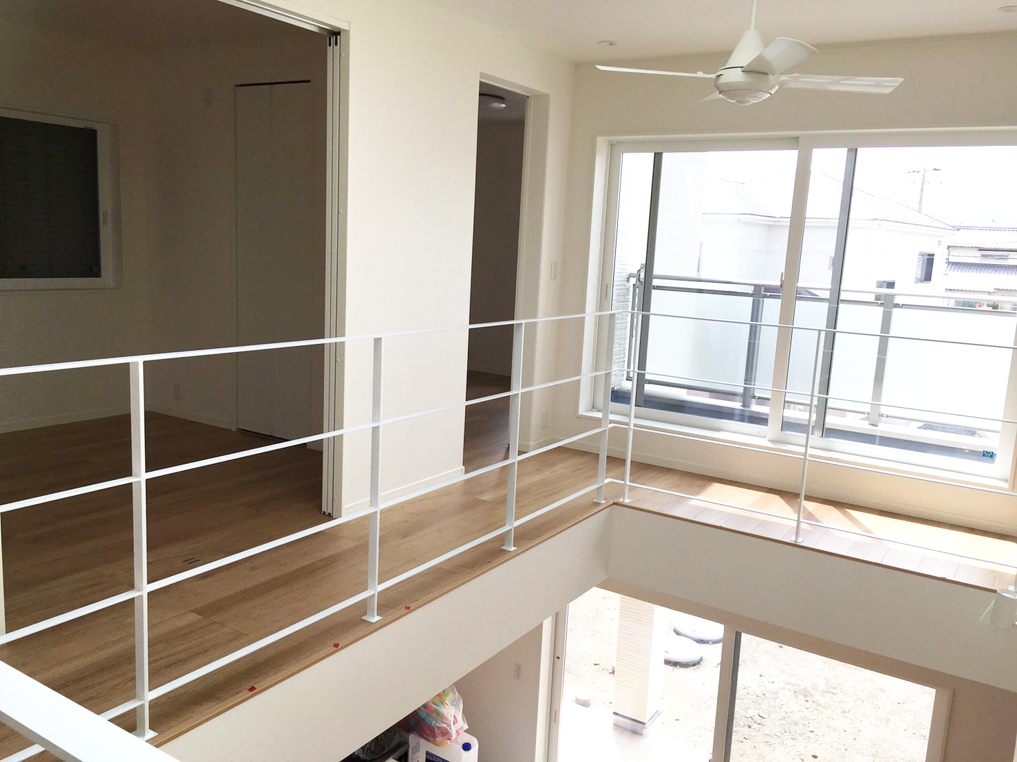 お部屋が広くスッキリ!真っ白なスチール手すり