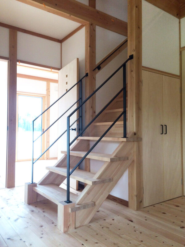 壁付けも黒のアイアンで引き締めます