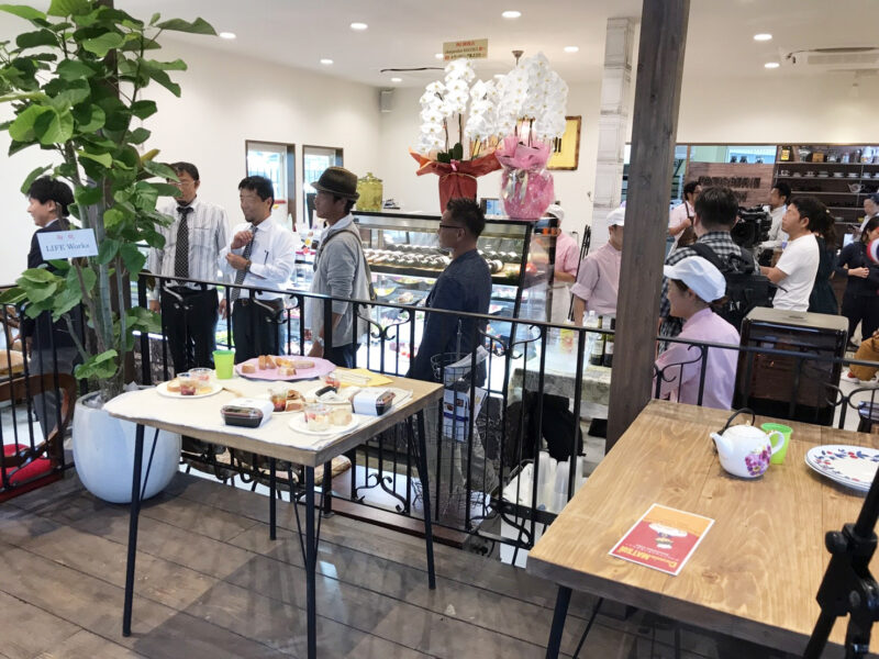 ケーキ屋さんとアイアン手すりの相性抜群