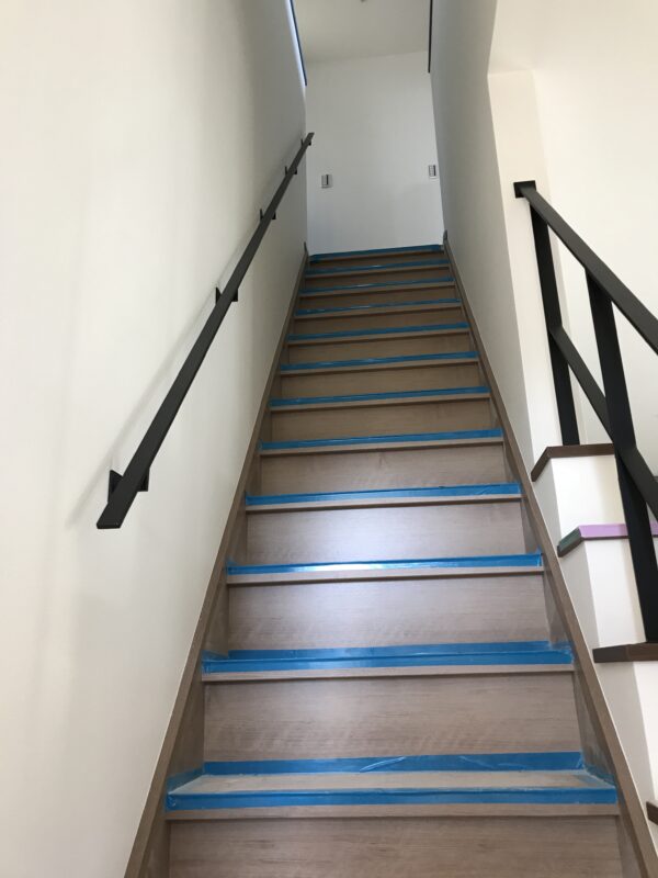 帯鉄の階段吹き抜け手すりと壁付け手摺