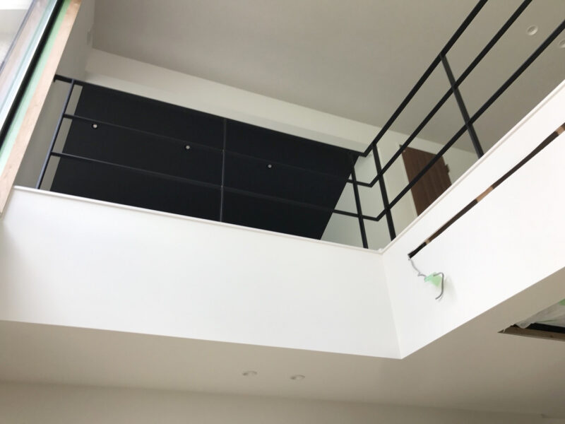 空間を広く見せる-スチール落下防止フェンス