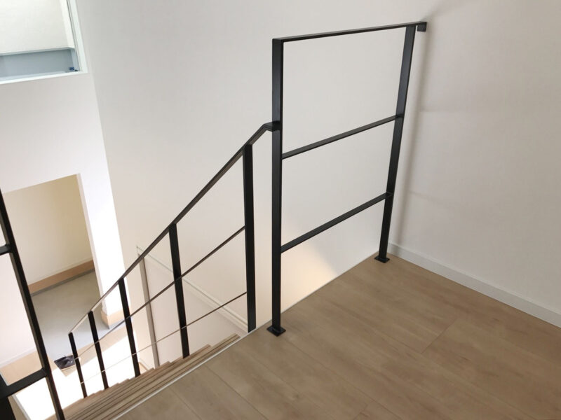 空間がスッキリ広く見えるシンプルなスチールテスリ