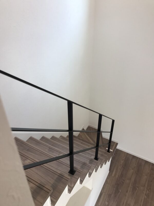 2階から見下ろすスチール手すり