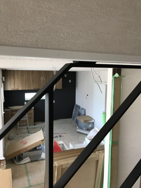 階段の有効幅を広くする天井に留めるタイプのアイアン手すり!