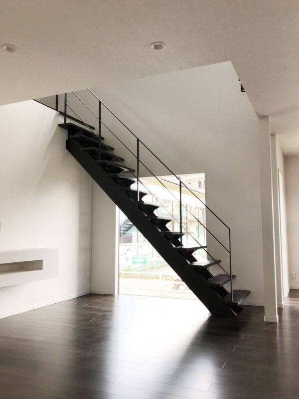 カッコいい空間には必要なリビング階段とアイアン手すり