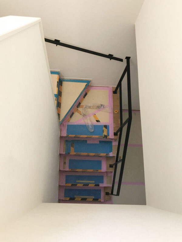 廻り階段吹き抜けにアイアン手すり