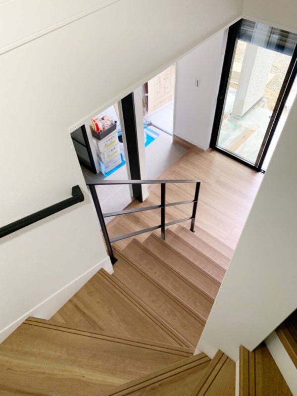 玄関階段にスチール手摺-黒色建具とよく合います