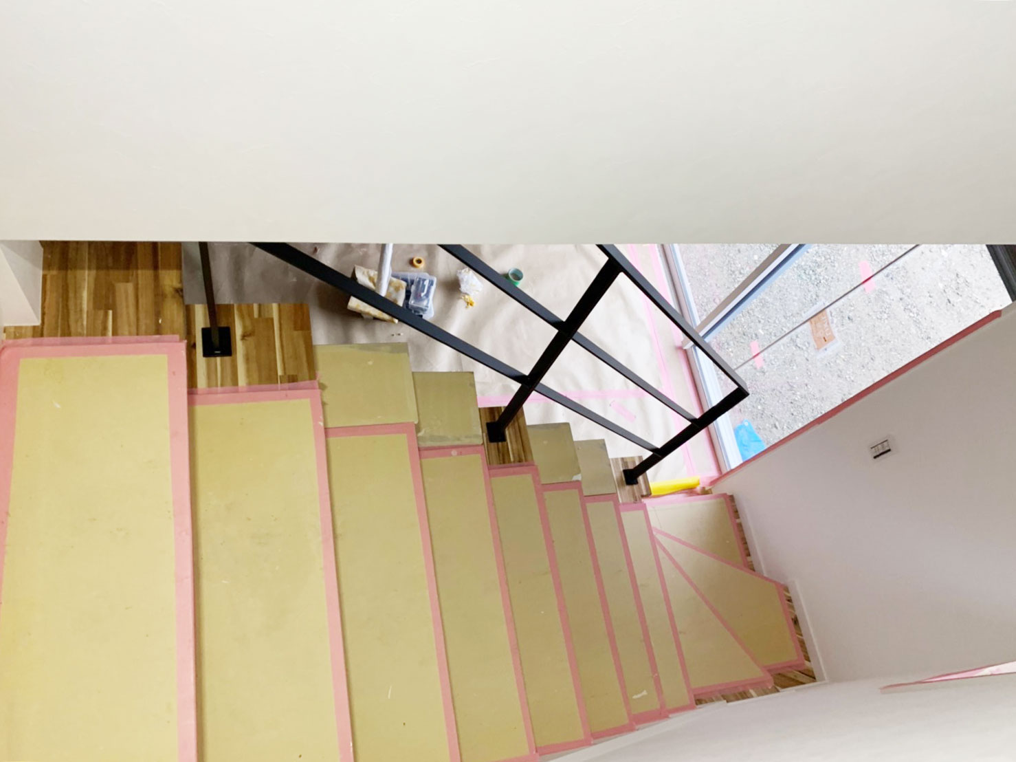 はな工房では天井取付タイプのアイアン手摺は人気があります-吹き抜けは是非