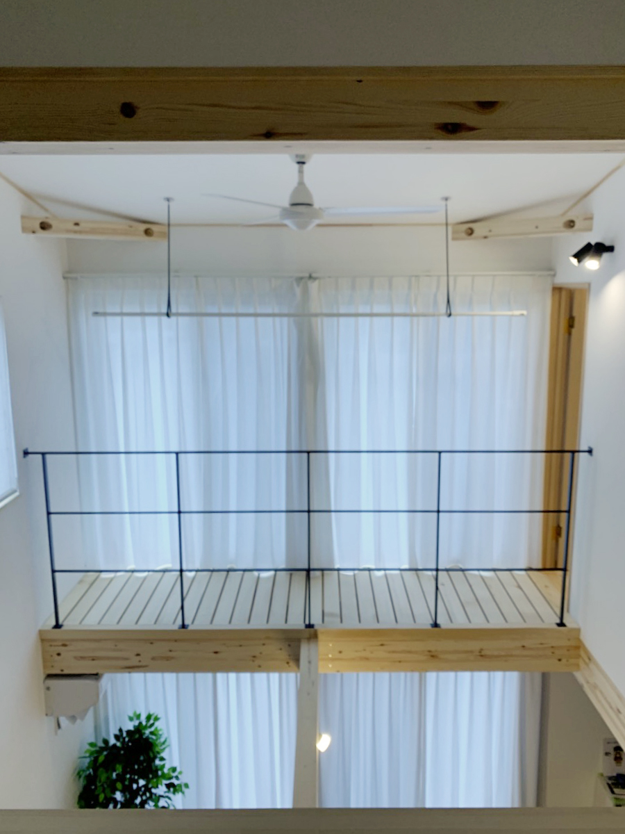 カーテンを閉めても存在感あるスチールフェンス