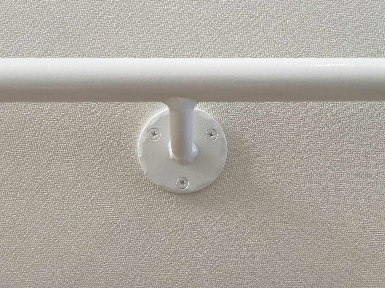 スチールパイプ手すりの丸い留め具も白色で!