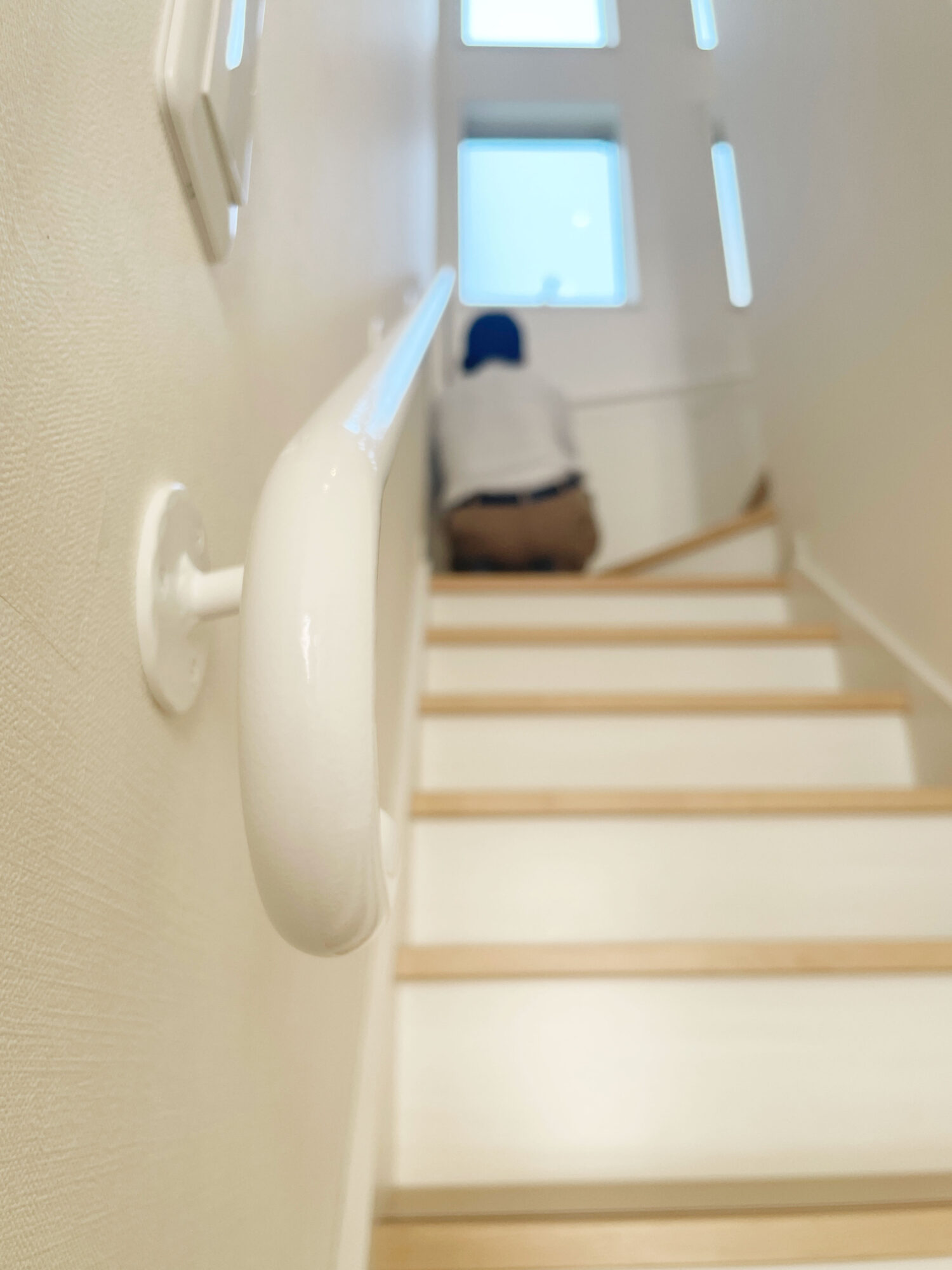 ツヤツヤしてキレイな白い壁用スチールパイプ手摺!