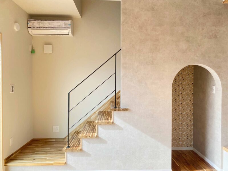 踏み板のグラデーションとマッチしたシンプルなスチール手摺