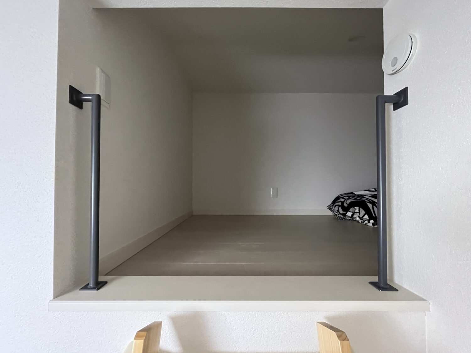 グレーの無骨さと細身のスチールパイプがいい感じ!