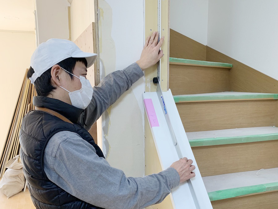 ジャバラを使って角度のある階段を採寸