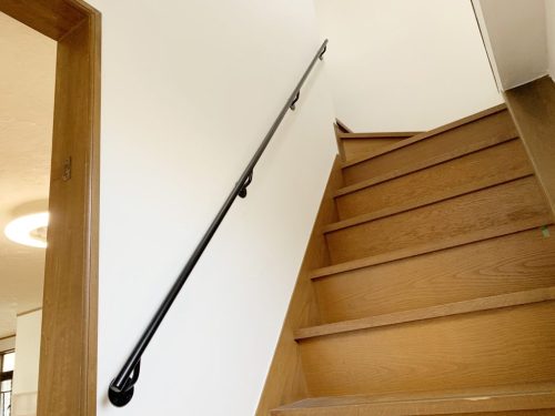 【大阪】シンプルで握りやすい丸型の階段壁用アイアン手すり