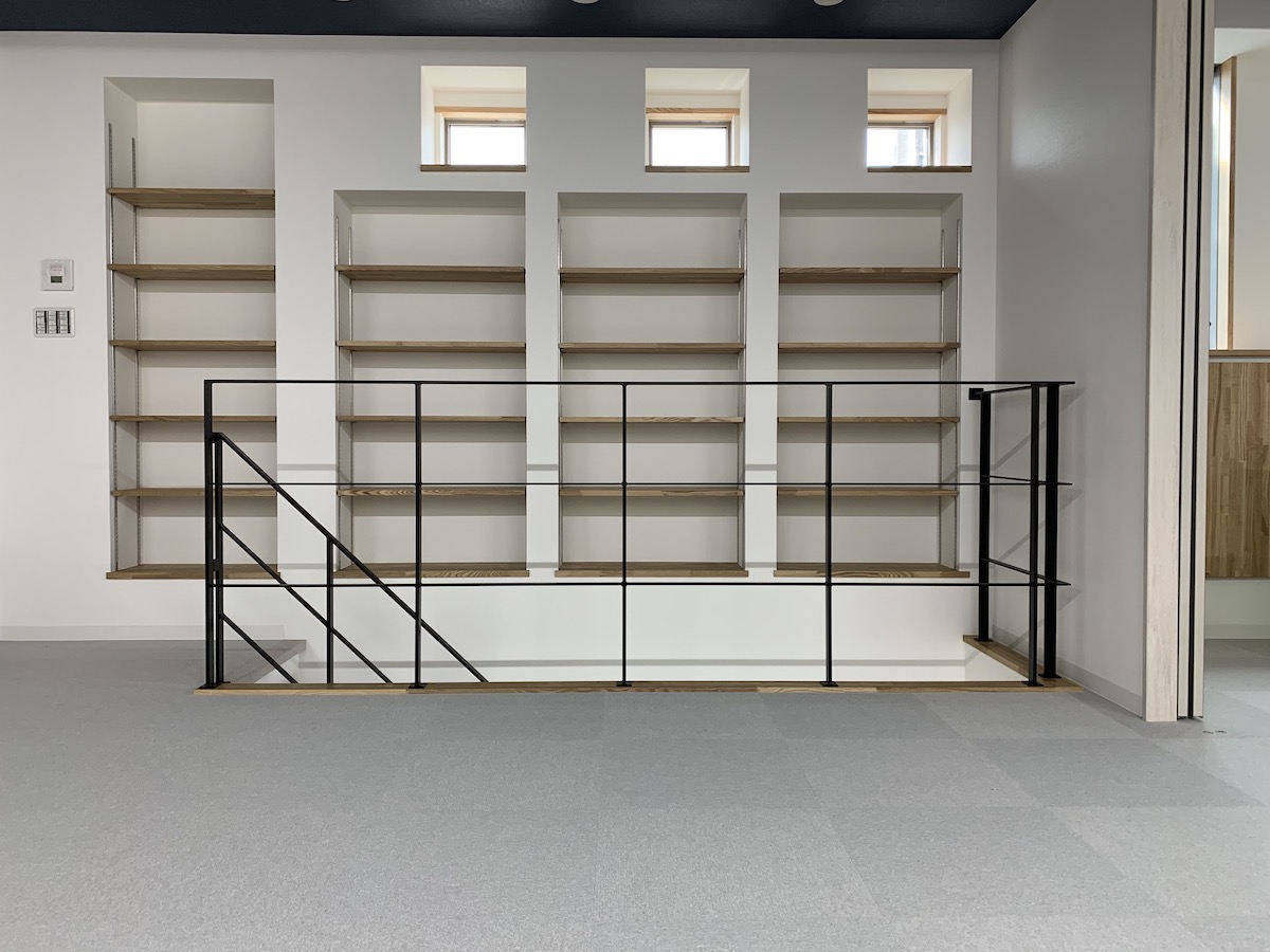 【大阪】オフィスへ取付けるシンプルなアイアン手摺