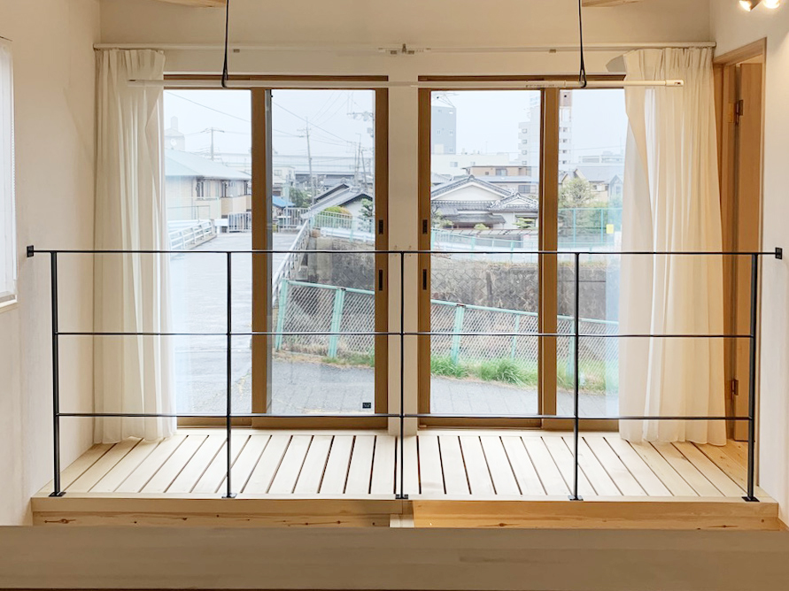 【大阪】光差し込む窓、すのこの上へ取付る吹き抜け手すり